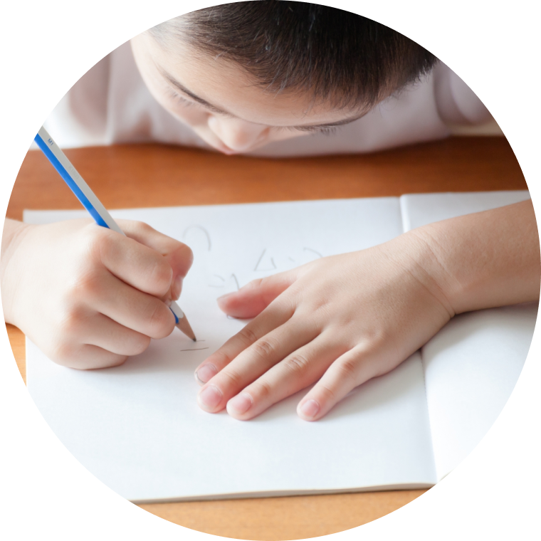 勉強をしている子ども